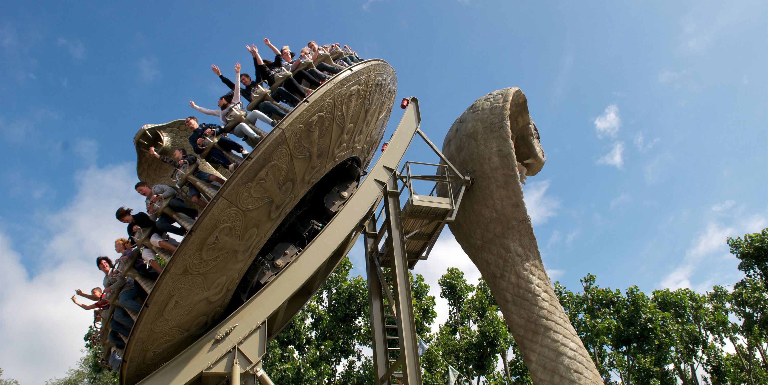 15+ campsites near Chessington World of Adventures, London