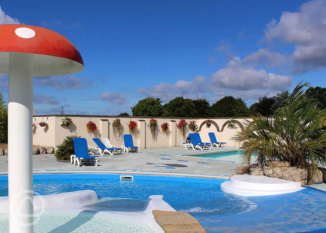 Campsites with swimming pools in Dorset