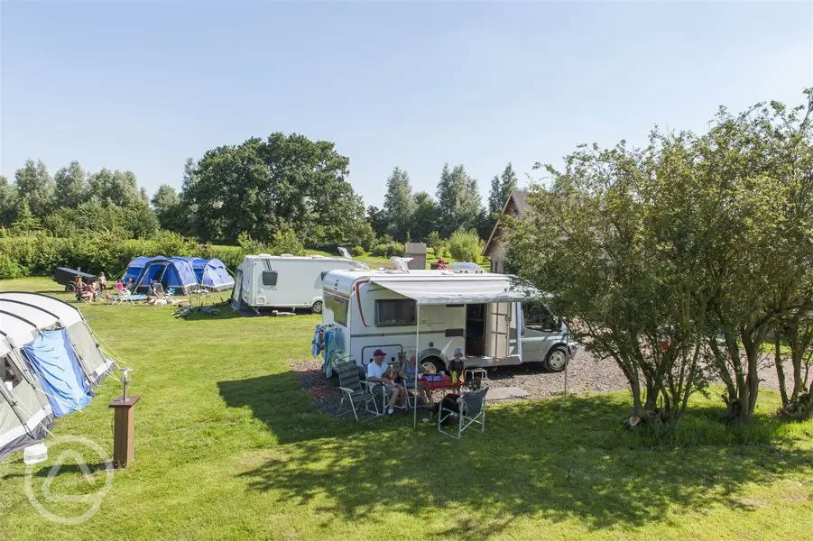 https://images.campsites.co.uk/campsite/27149/4be3bc5a-8949-4c4f-84fe-f94779d80f77/1200/600/-/gullivers-meadow-campsite.jpg?q=50