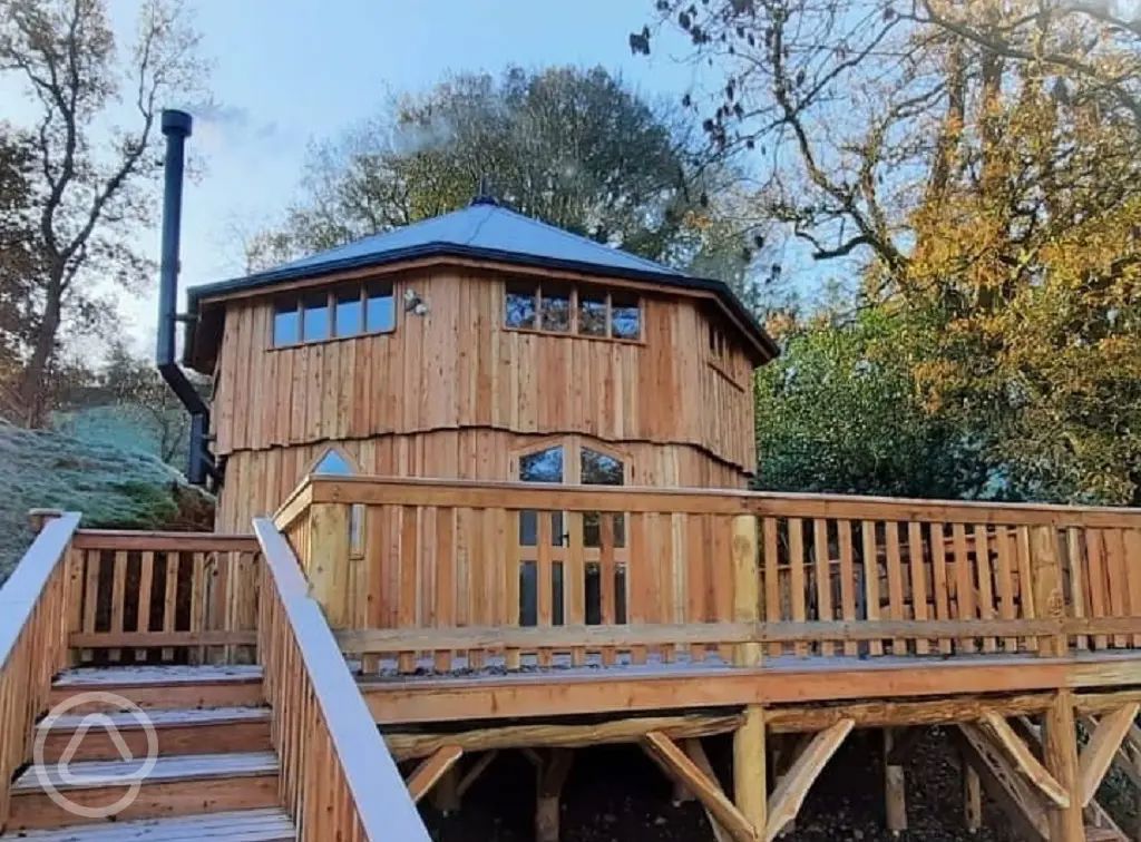 treehouse-holidays-with-hot-tubs-in-the-uk