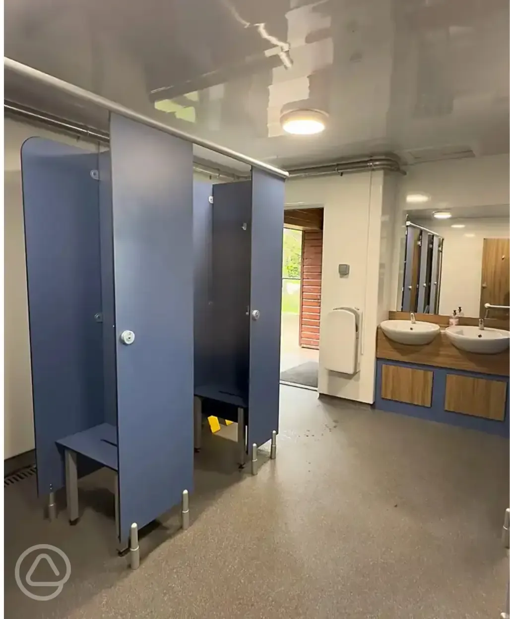 Showers with benches