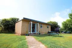 Glamping cabin with a picnic bench