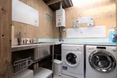 Washing up and laundry area