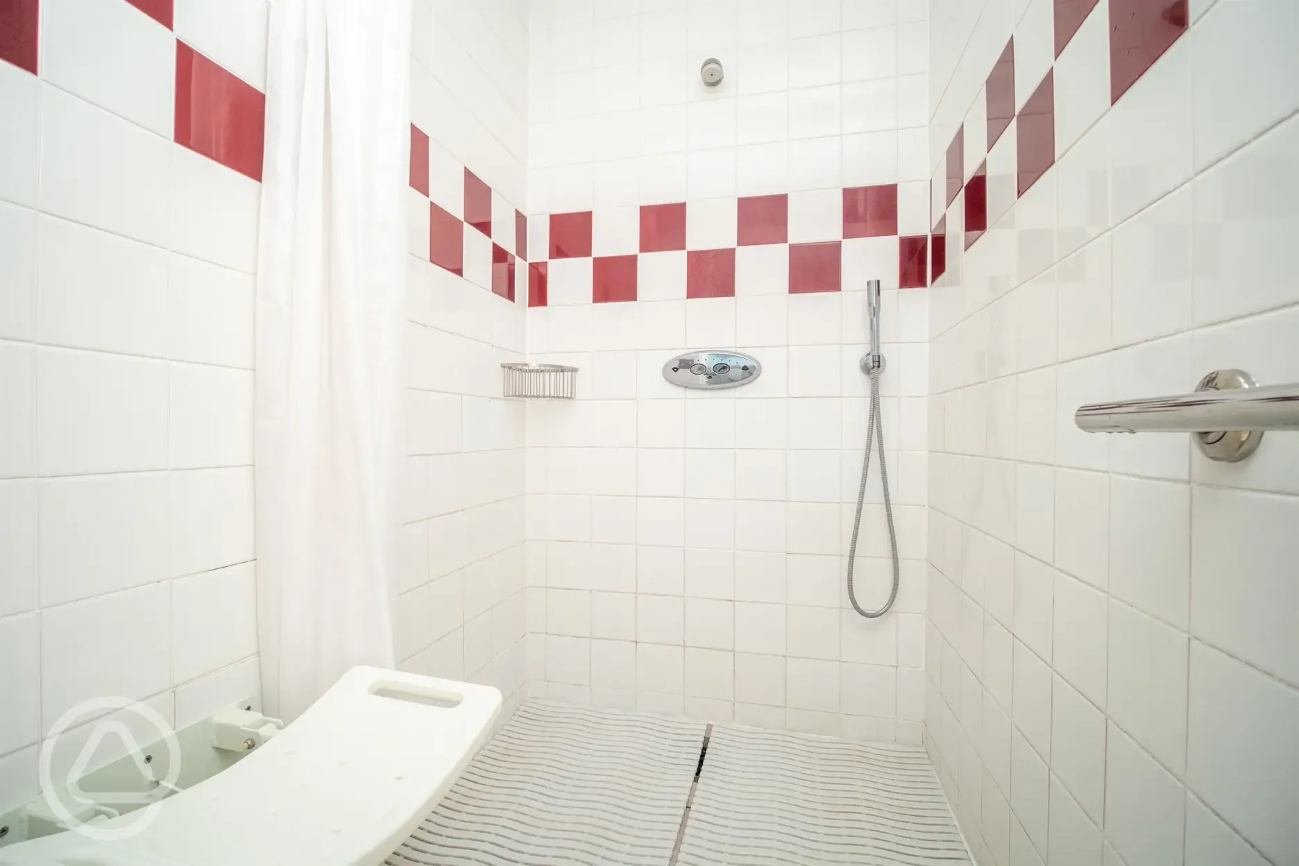 Shower with adjustable temperature and seats