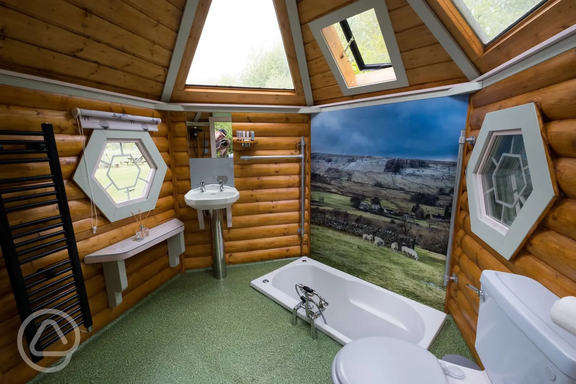 Shepherd's Hut - bathroom with Jacuzzi bath