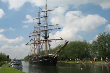 Tudor Caravan Park - Tall Ship on the canal beside the park