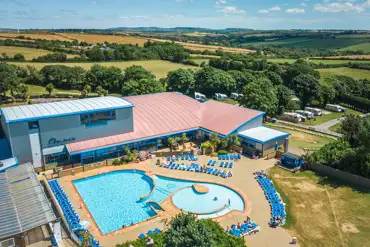 Outdoor swimming pool with deck chairs (open end of May to end of August)