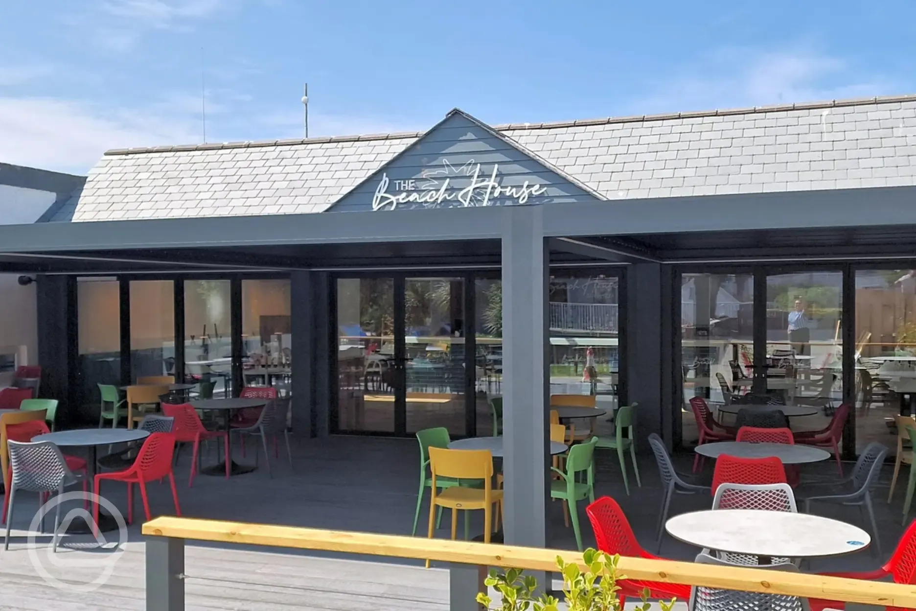 The Beach House restaurant and pizzeria with outdoor seating