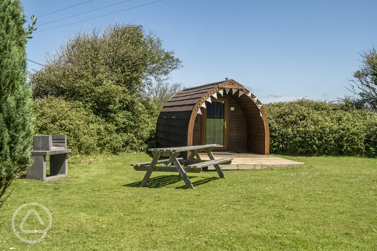 Log pod exterior in Meadow field with private picnic bench and BBQ