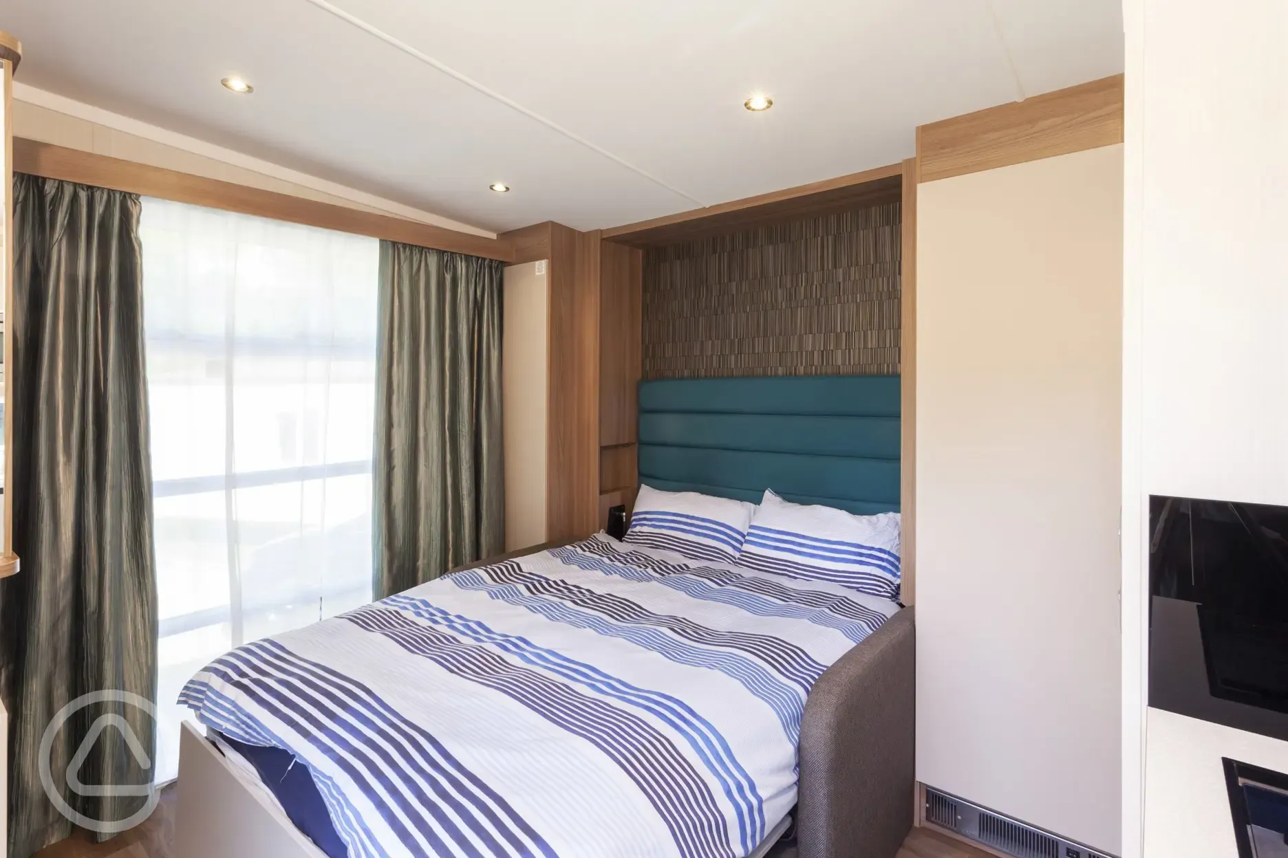 Studio pod pull-down double bed