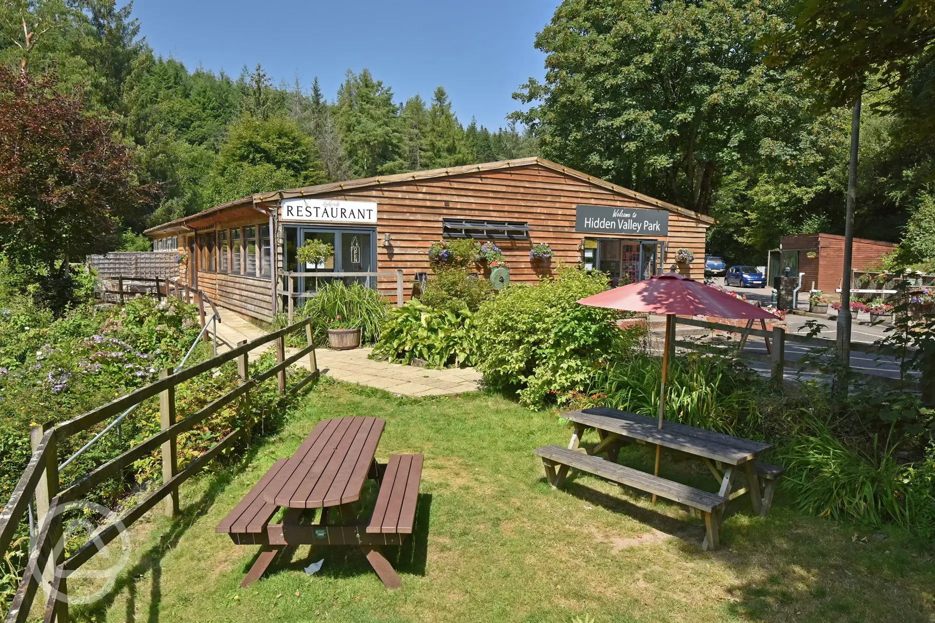 Reception, shop and restaurant 