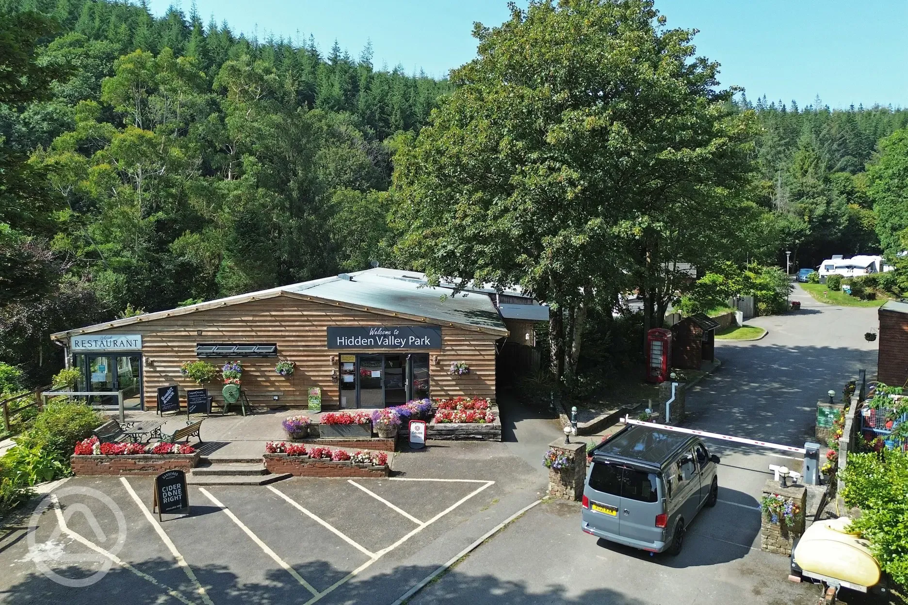 Onsite shop and restaurant/bar