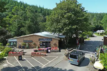 Onsite shop and restaurant/bar
