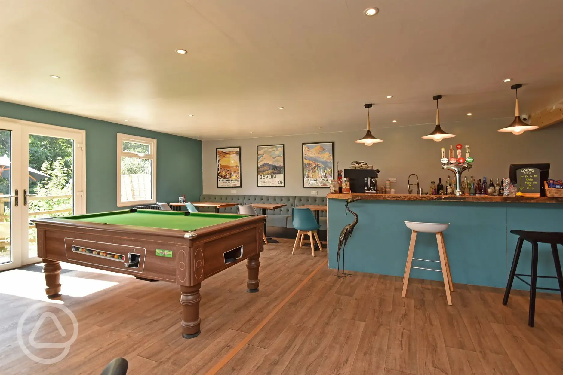 Onsite bar and restaurant pool table
