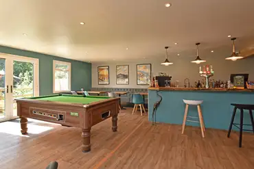 Onsite Lakeside bar and restaurant with pool table