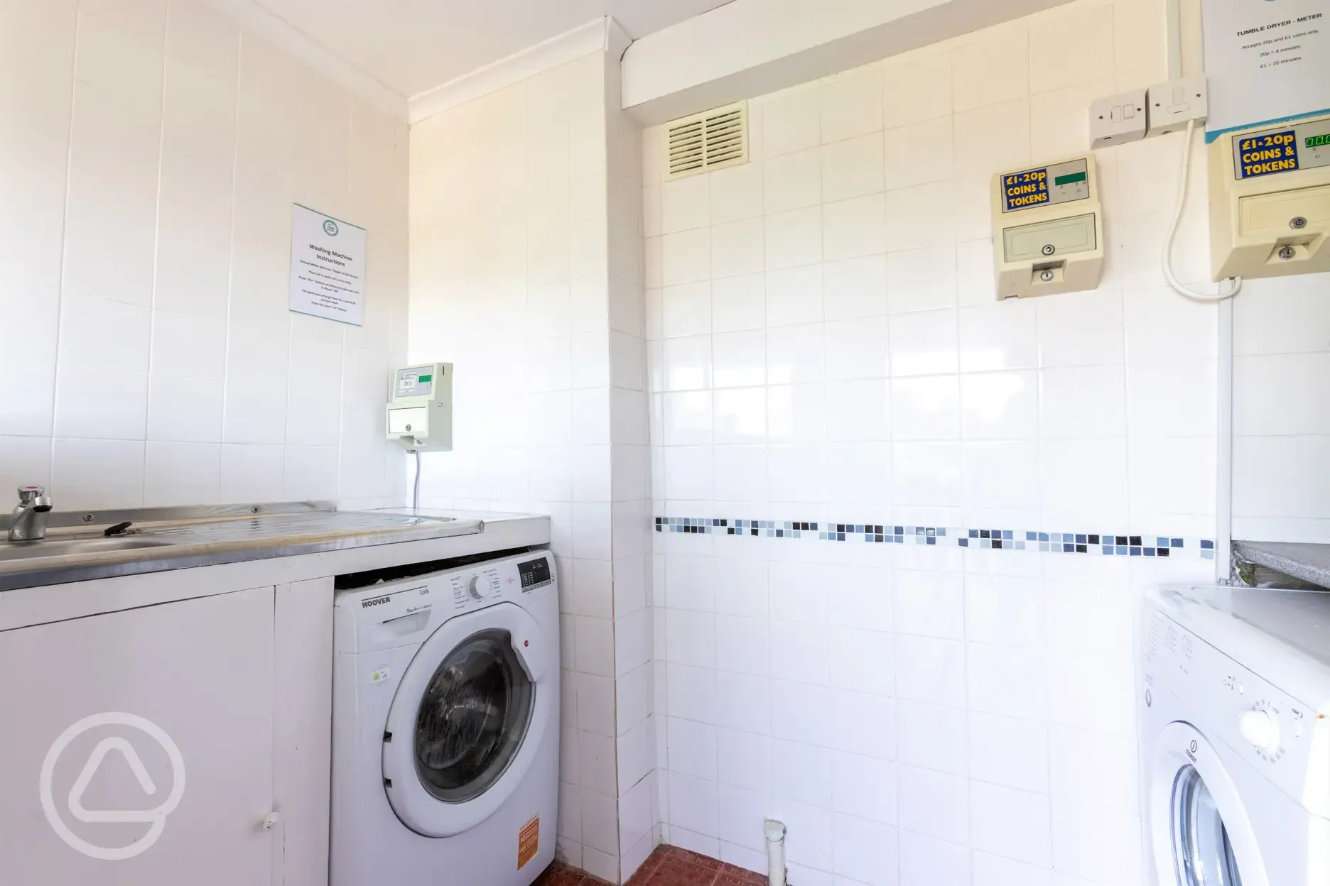Laundry facilities with washing machine and tumble dryer