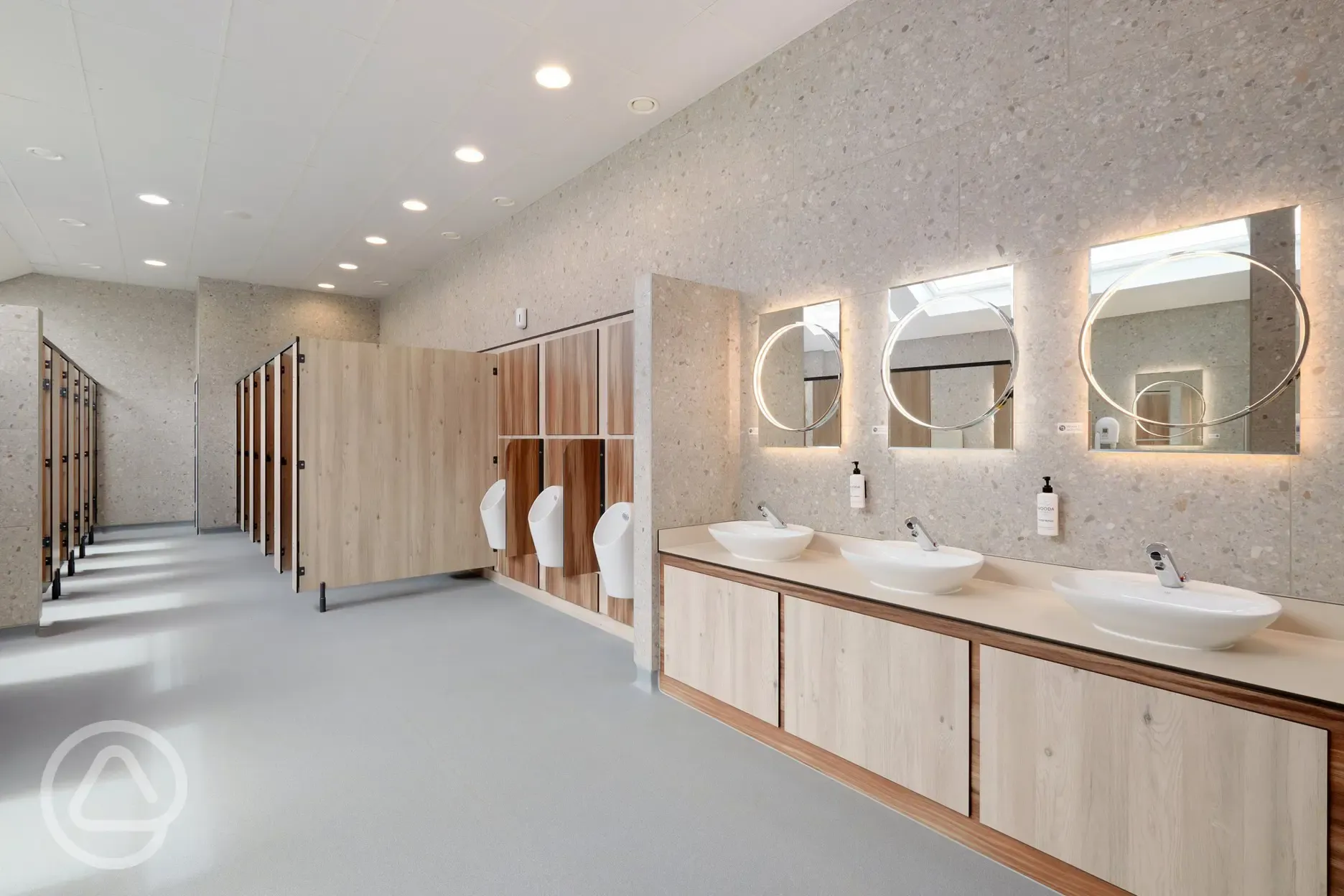 Men's showers, toilets and urinals with sinks, mirrors and sockets 