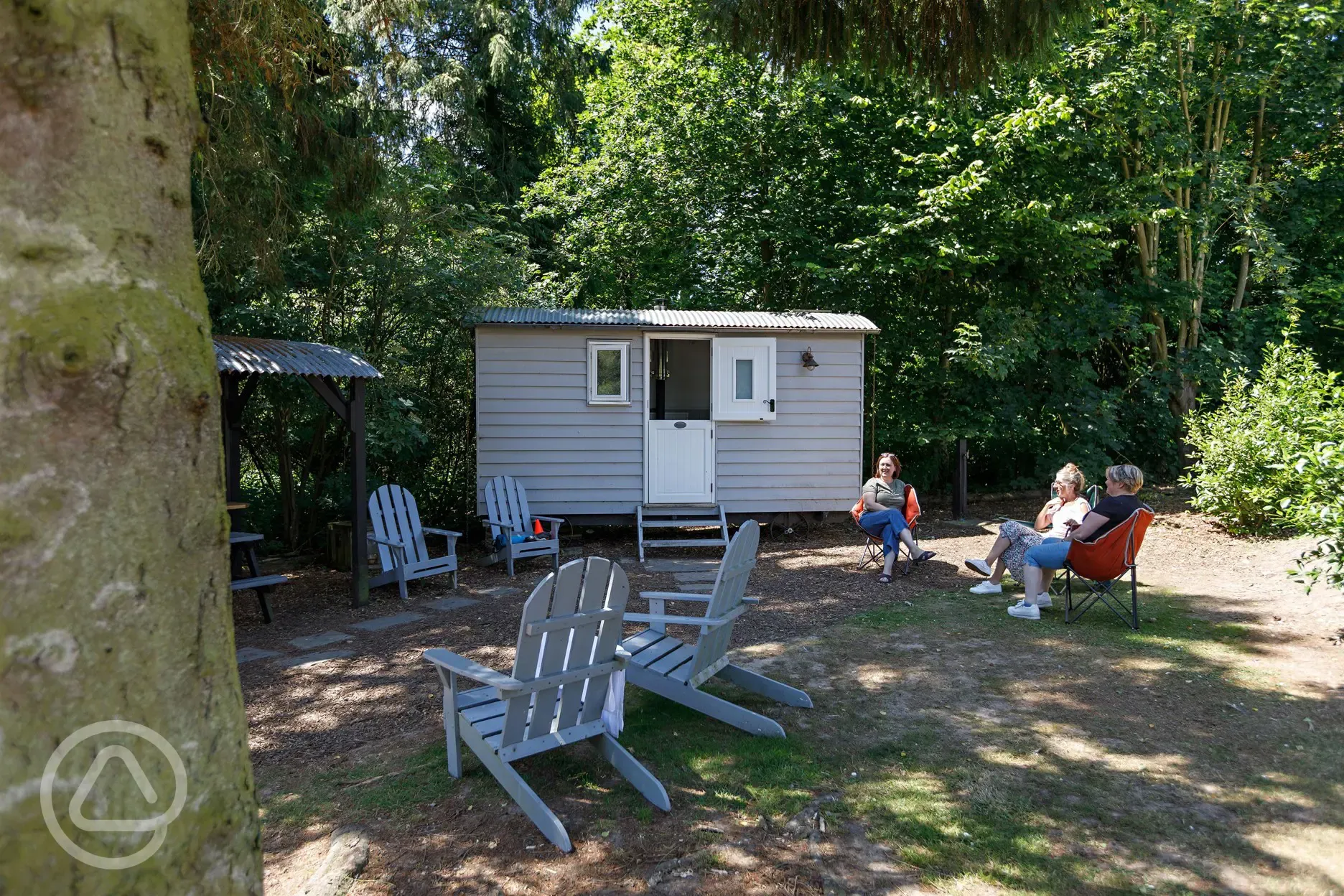 Tilly shepherd's hut with outdoor furniture