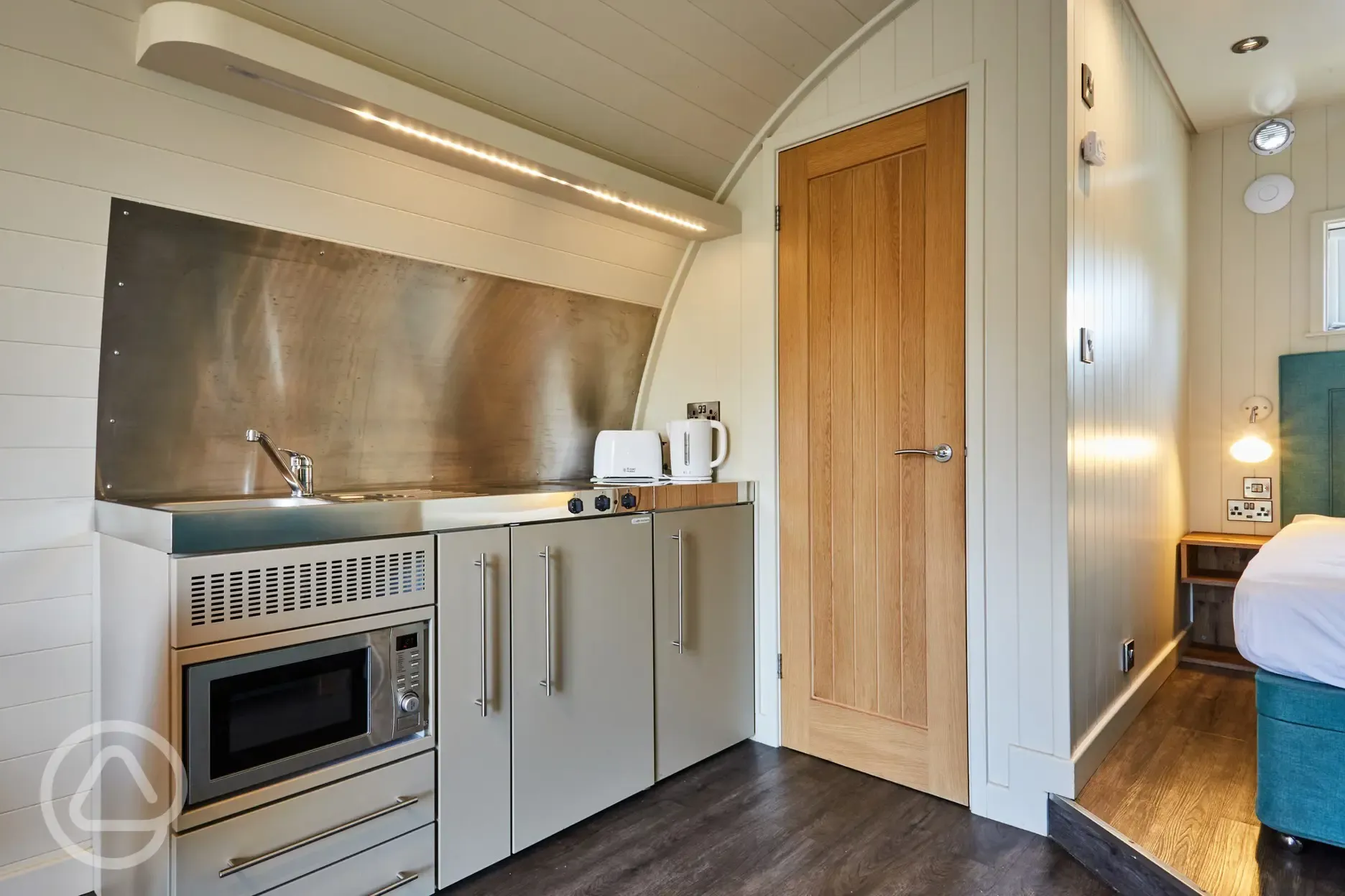 Superior ensuite glamping pod with electric hot tub- kitchen 