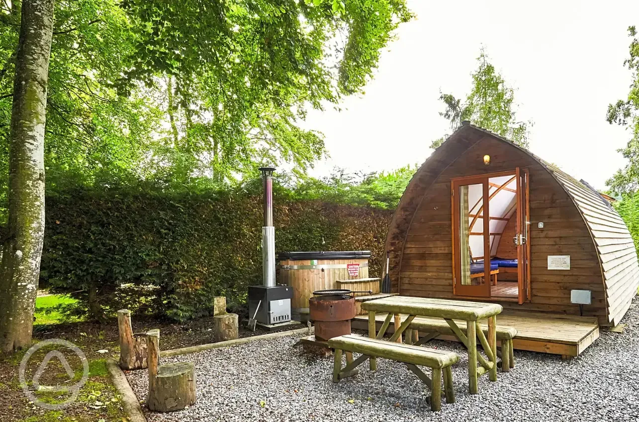 Ensuite glamping pod with wood fired hot tub