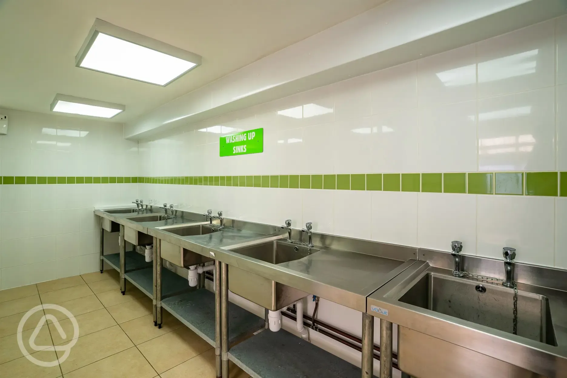 Indoor washing up area at Tregarton Park