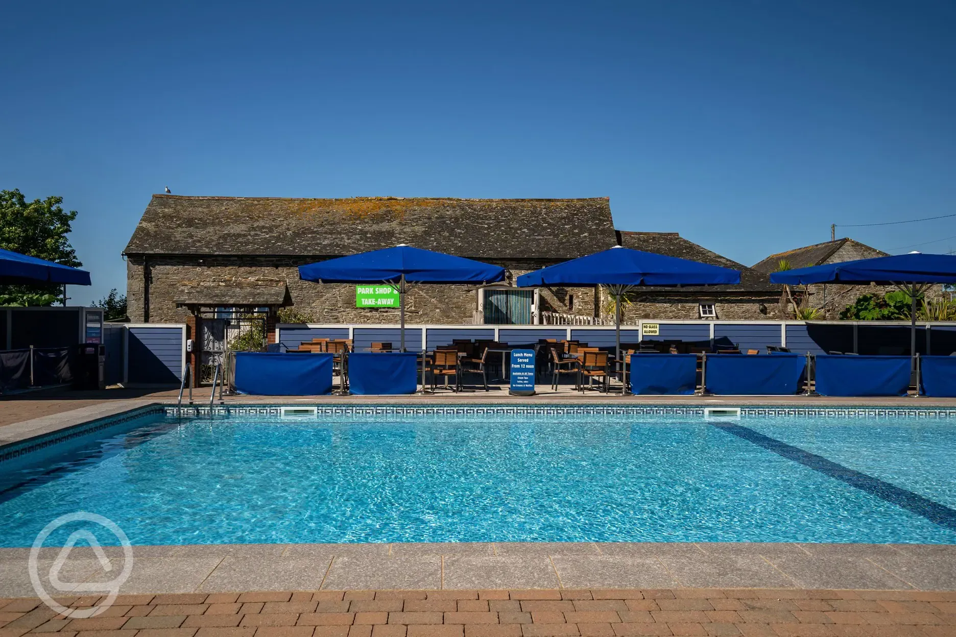 Heated outdoor swimming pool (open May to late September)