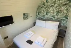 Glamping pod lodge king size bed with bedding Glamping pod lodge king size bed with bedding