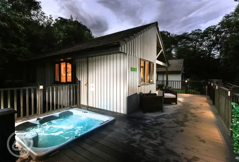 Lodge with a sunken electric hot tub