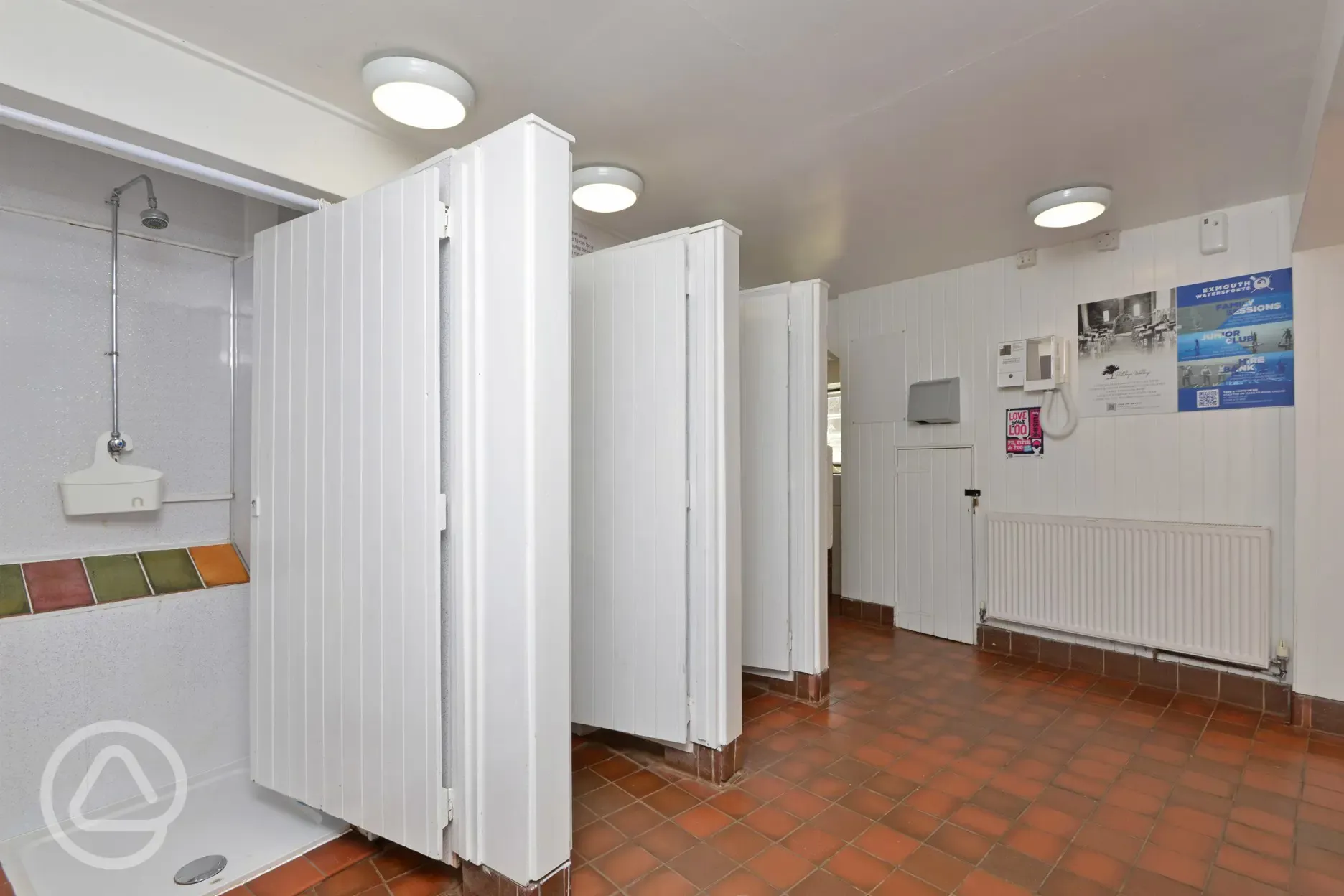 Showers with individual cubicles 