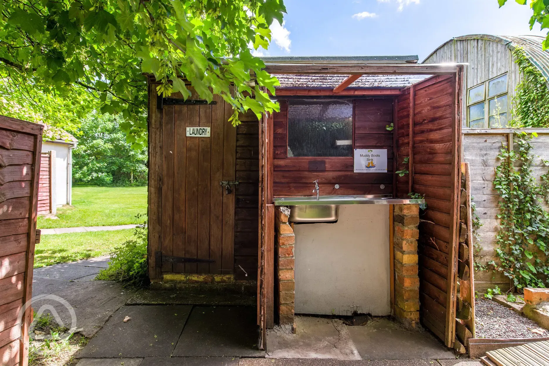 Laundry and washing up area