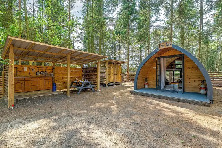 Glamping pod at Lincolnshire Lanes with an outdoor kitchen