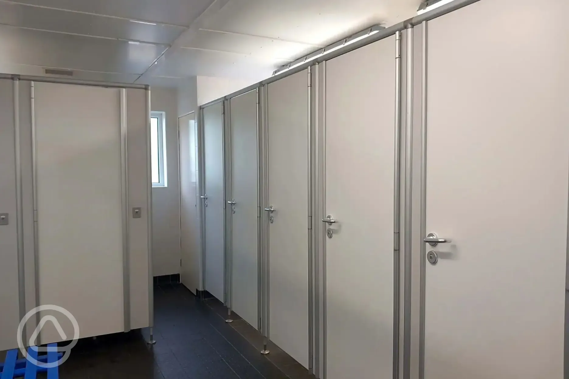 Ladies' toilets and showers Ladies' toilets and showers