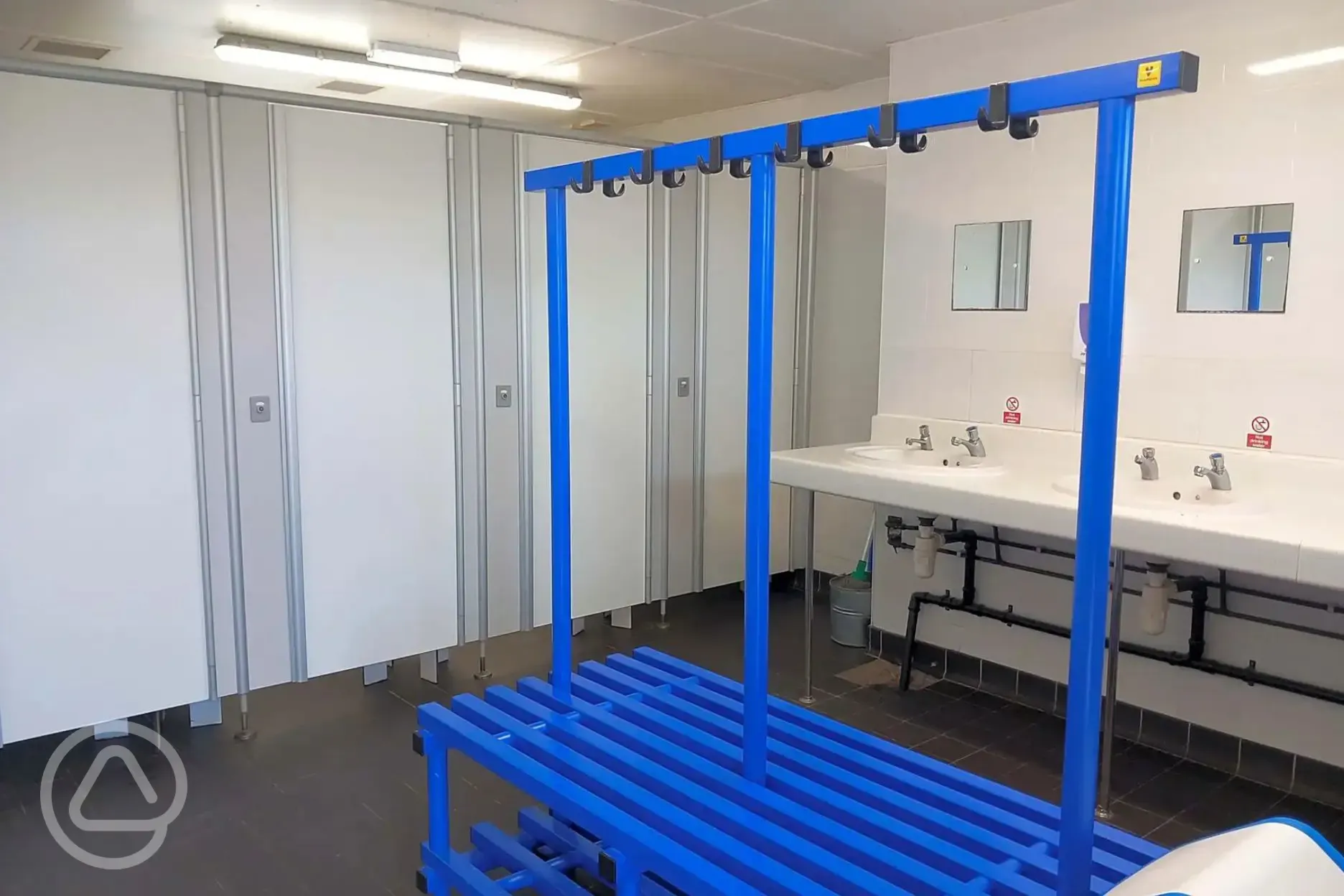 Gent's showers and sinks Gent's showers and sinks