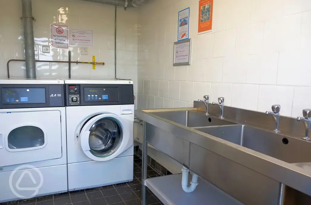 Washing up and laundry area