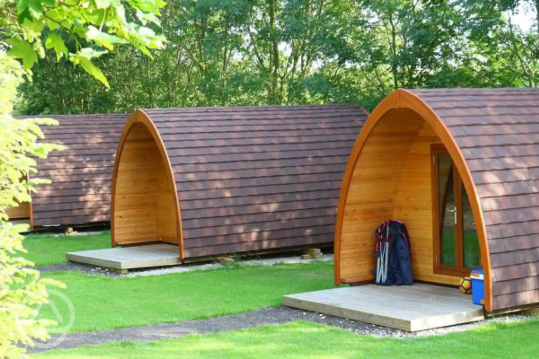 Camping pods, unfurnished with heater, electricity and lighting. No dogs. Camping pods, unfurnished with heater, electricity and lighting. No dogs.