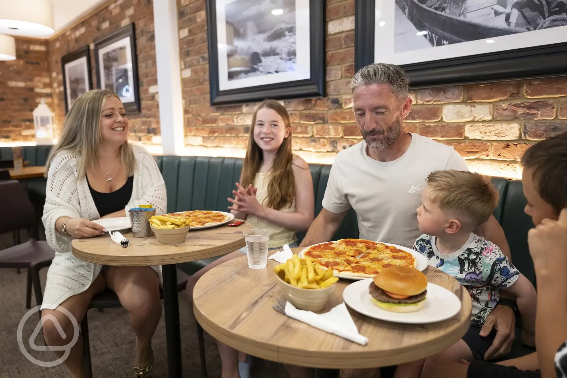 Casatways restaurant with a breakfast, lunch and dinner menu
