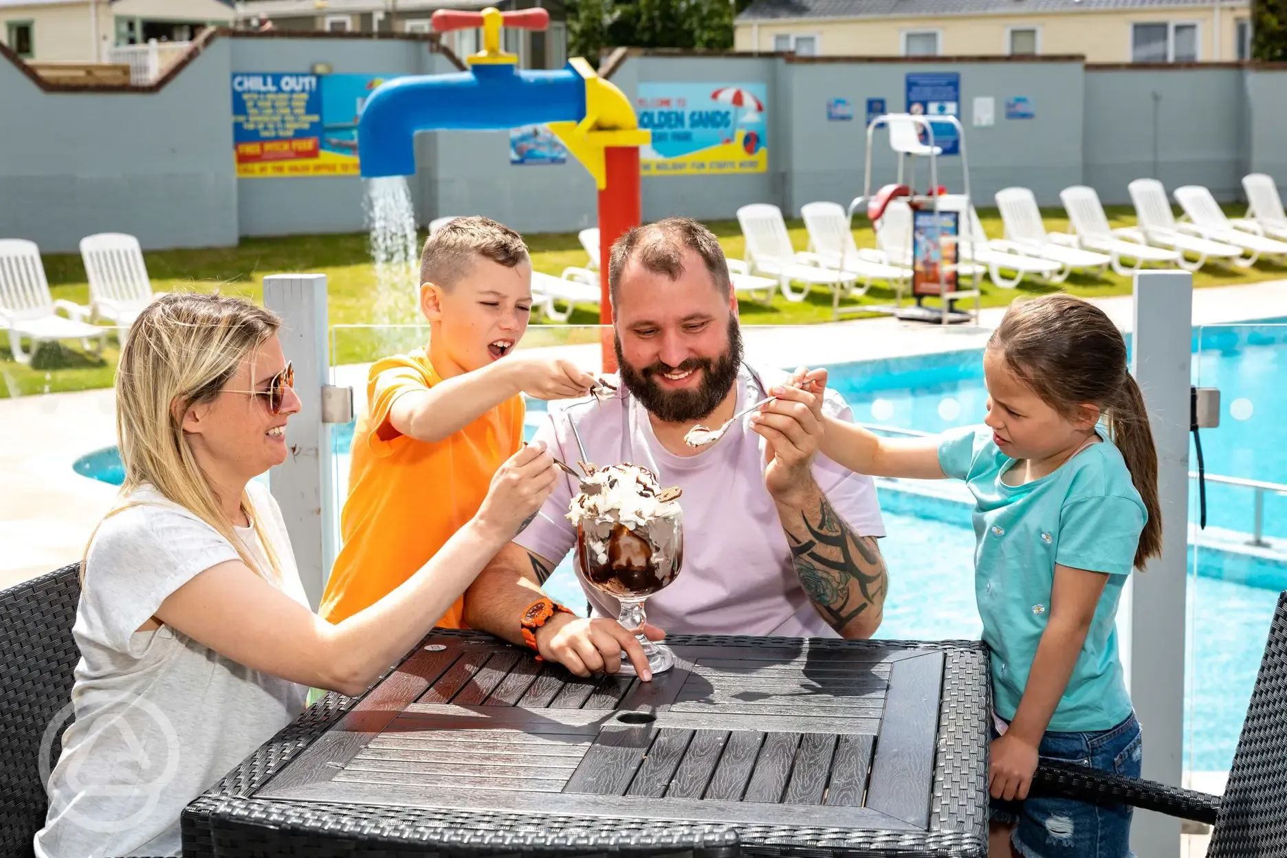 Restaurant poolside seating