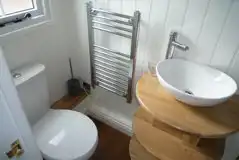 Shepherd's hut ensuite bathroom