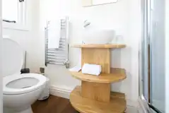 Shepherd's hut ensuite bathroom