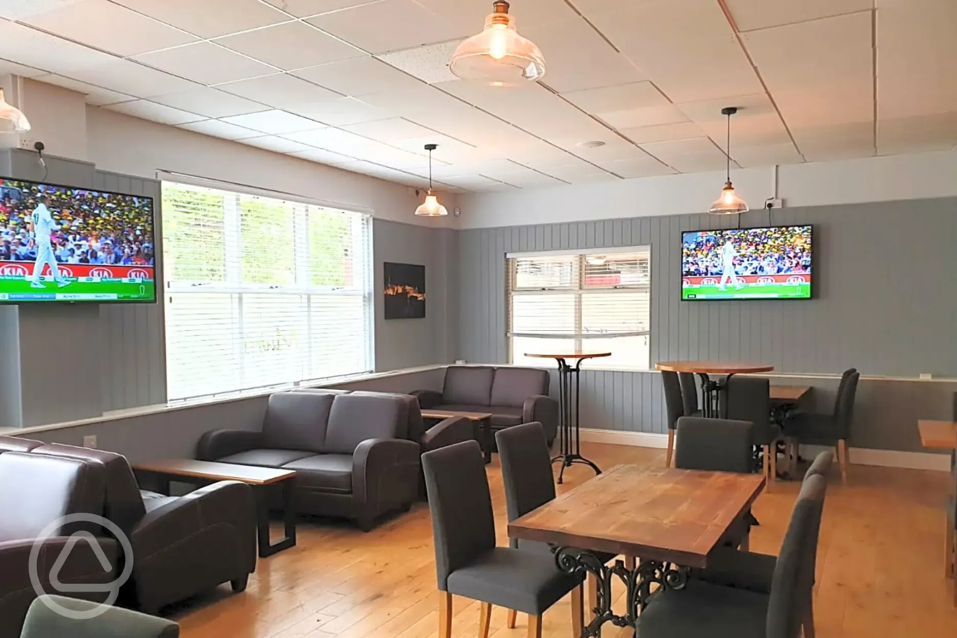 Muir's pub serving drinks and light bites (dog friendly) Muir's pub serving drinks and light bites (dog friendly)