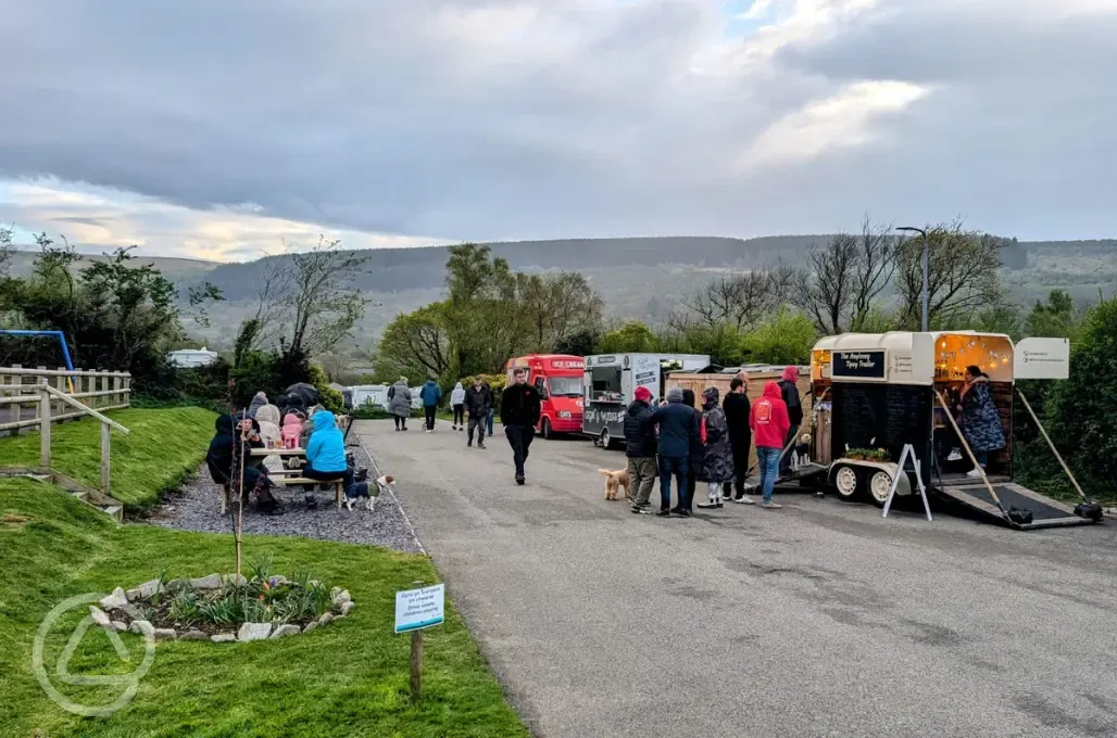 Seasonal pop up trucks