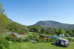 Overview of the camping field, pods and cabins