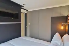 S-pod double bedroom with a TV and bedding