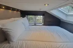 S-pod mezzanine level bedroom with skylights