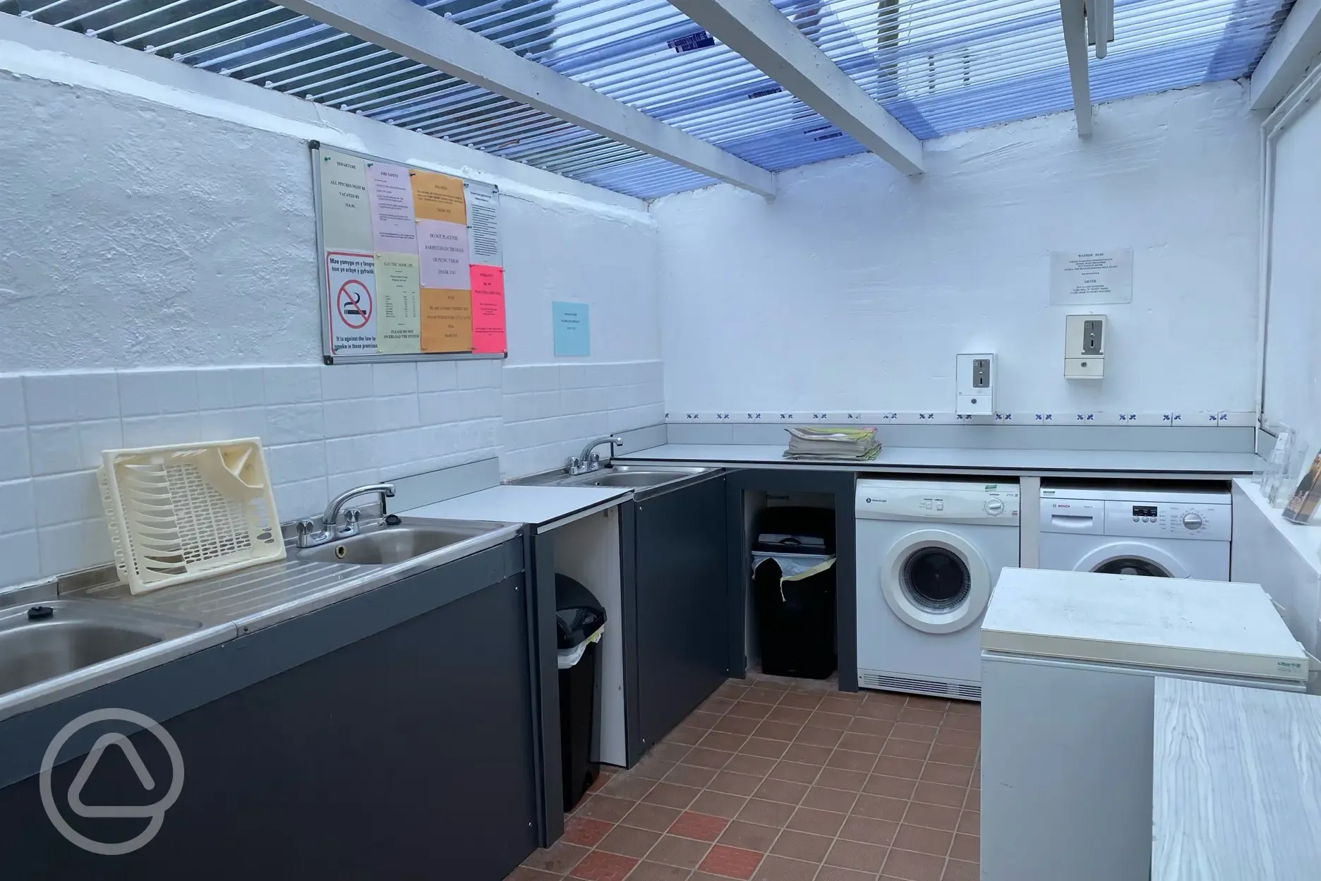 Washing up and laundry area