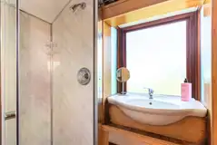Y Caban ensuite bathroom with a toilet, shower and hand basin