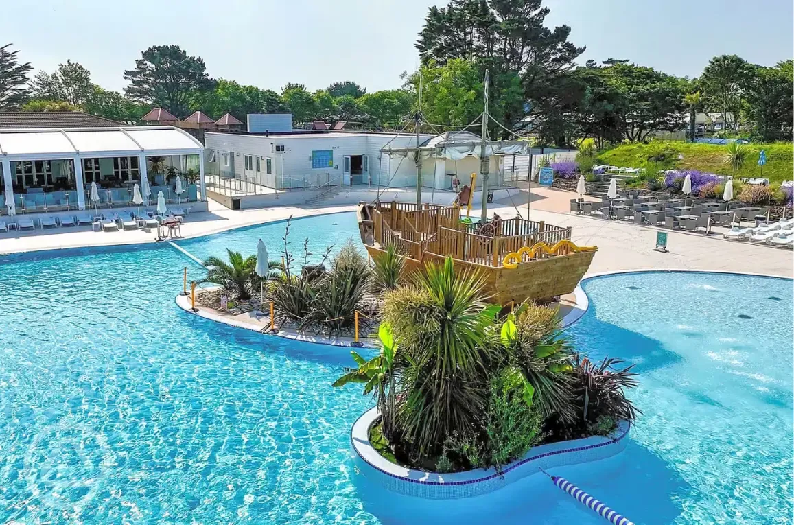 Outdoor swimming pool with sun loungers