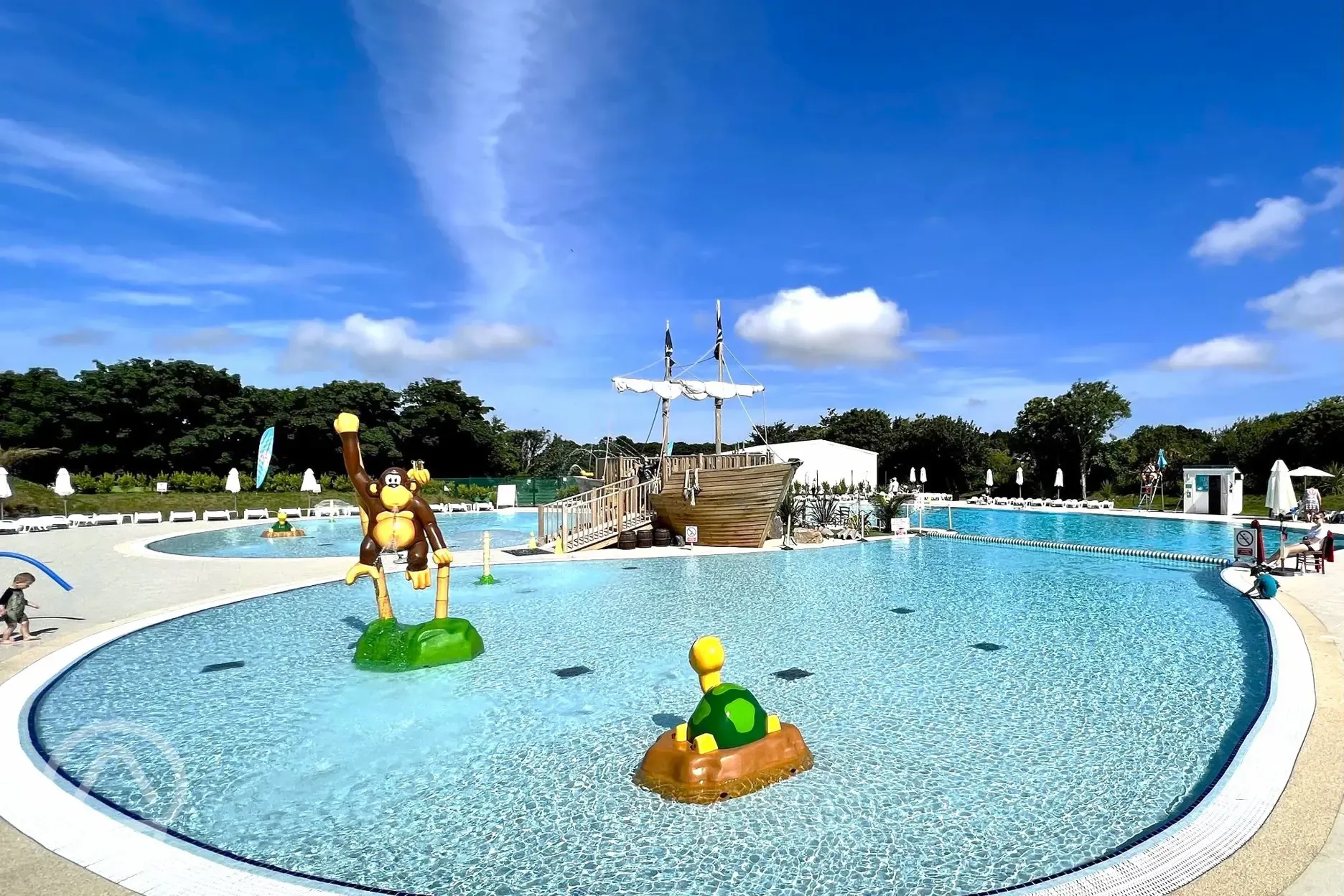Swimming pool, free for guests to use on a first come, first serve basis