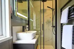 Glamping S-pod ensuite bathrooms (bring own towels)