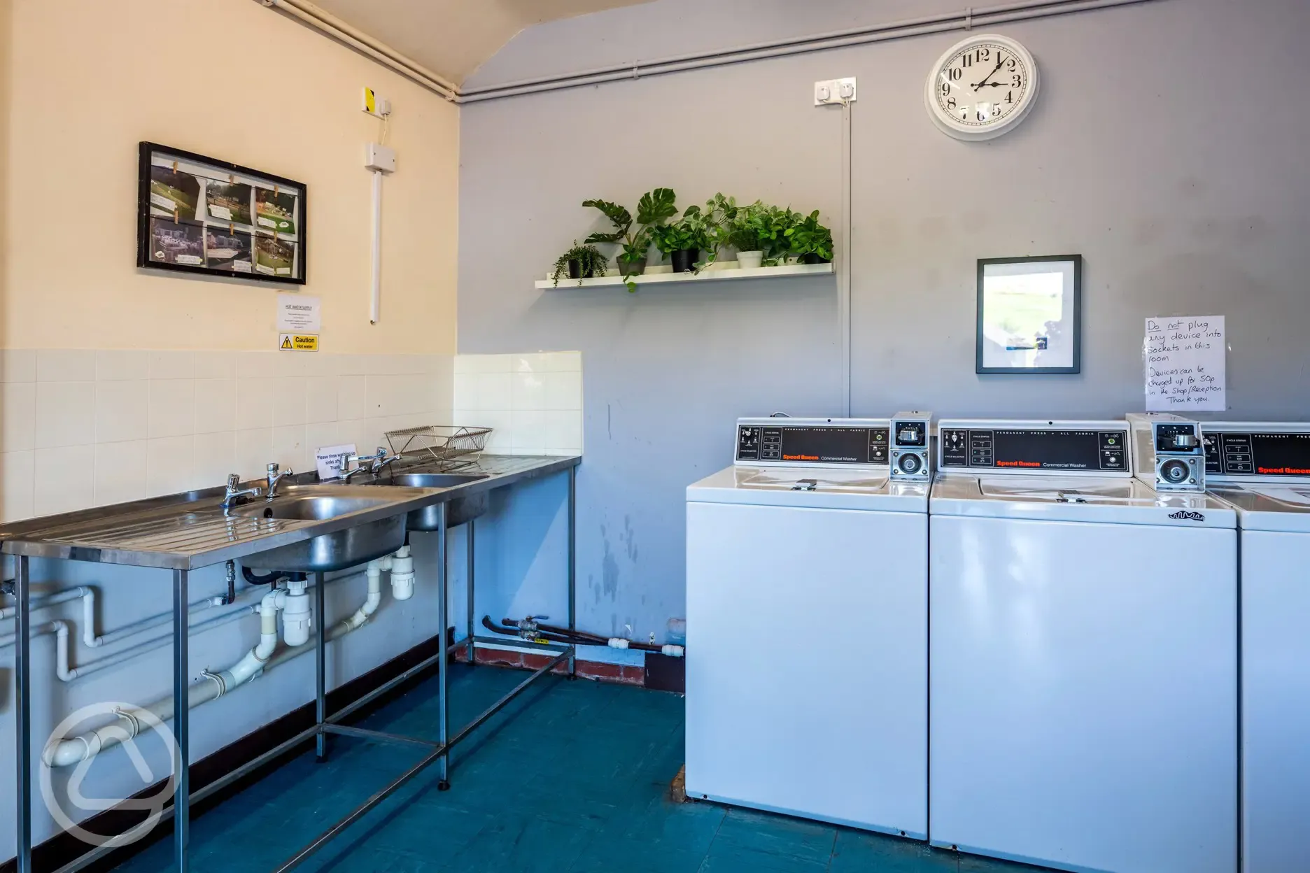 Washing up and laundry area (coin operated)
